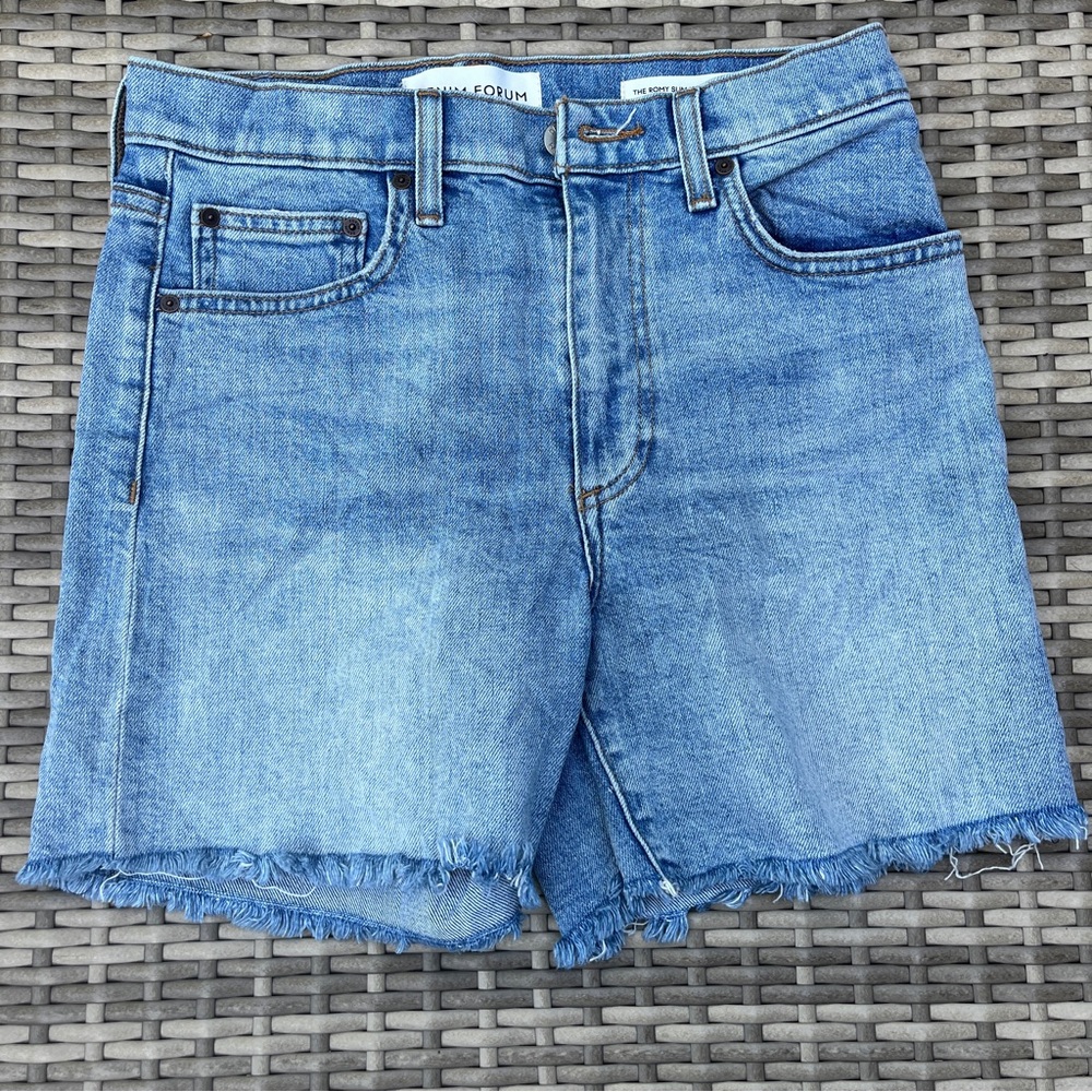 Denim Forum Romy Slim Mid-Thigh Jean Shorts Light Wash Frayed Hem • Size 27